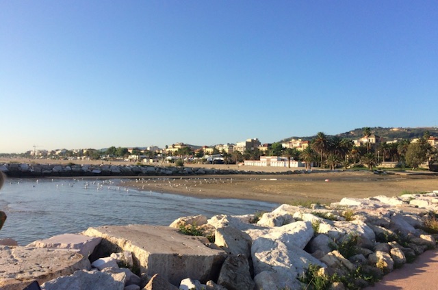 Una panoramica della spiaggia di San Benedetto del Tronto con bel tempo.