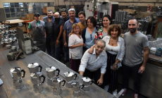 Nella fabbrica di caffettirre Volturno: la famigli Onoda con i dipendenti