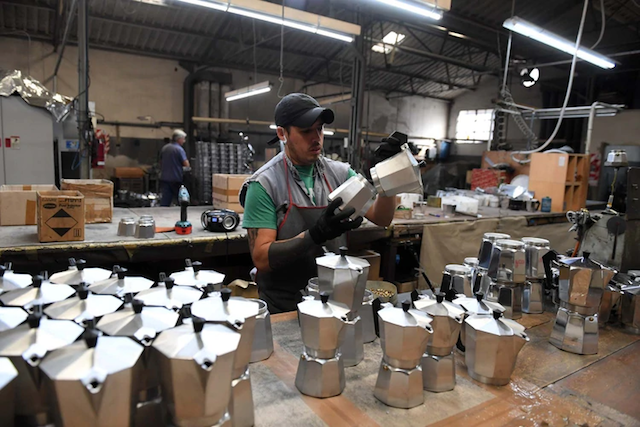 Volturno, un operario controllando la produzione delle macchinette da caffè.