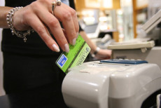 Una signora durante un pagamento con il bancomat in un'immagine d'archivio.