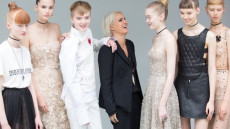Maria Grazia Chiuri con alcune modelle in una sfilata di Christian Dior.