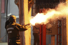La Polizia cilena usa gas infiammabili per respingere la protesta a Santiago del Cile.