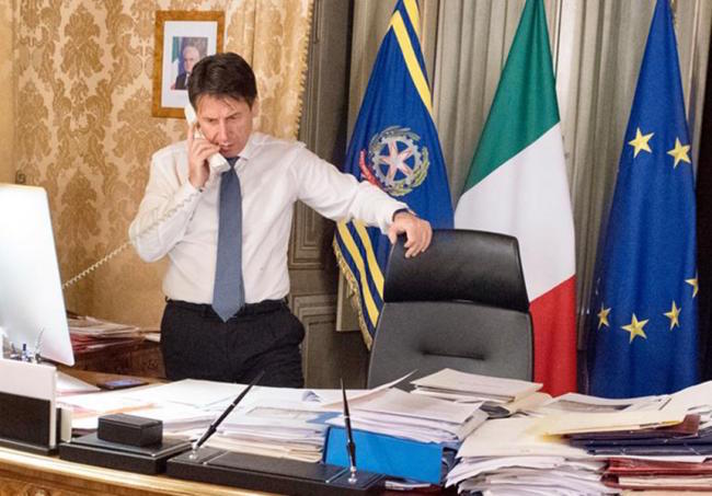 Il Presidente del Consiglio Giuseppe Conte parla al telefono nel suo ufficio.