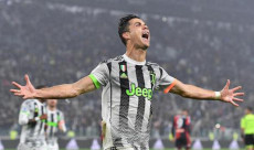 Serie A: Cristiano Ronaldo festeggia il gol del 2-1 contro il Genoa.