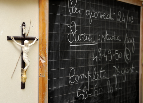 Un crocifisso fotografato in una scuola elementare di Pisa.