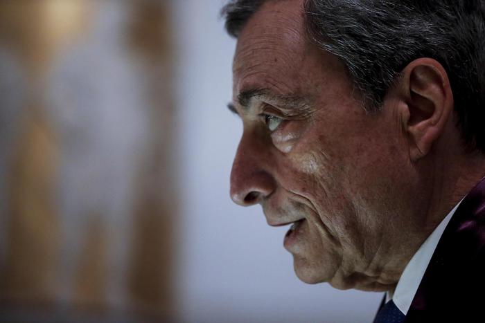 Il Presidente della Bce, Mario Draghi in un discorso presso l'Accademia della Grecia.