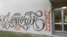 Graffiti su un muro della scuola.