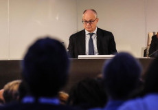 il ministro dell'Economia, Roberto Gualtieri in conferenza stampa.