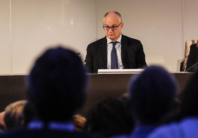 il ministro dell'Economia, Roberto Gualtieri in conferenza stampa.