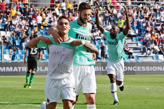 Lautaro Martinez festeggia il gol contro il Sassuolo mostrando la dedica alla mamma.
