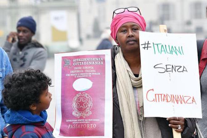 Un momento della manifestazione con presidio permanente a favore della proposta di legge "IUS SOLI" sulla cittadinanza a chi nasce e studia in Italia, Piazza Castello a Torino