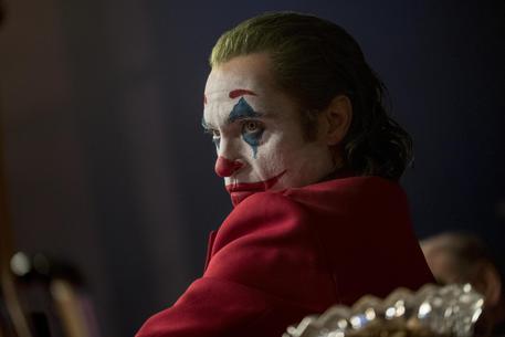 In questa foto della Warner Bros. Pictures, Joaquin Phoenix in una scena del film "Joker".