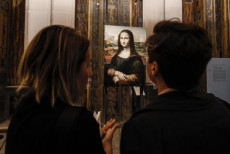 Due visitatori di fronte al quadro di Monna Lisa