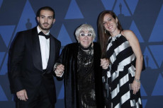 Lina Wertmuller, la figlia Maria Zulima Job e il suo compagno Alessandro Santoni posano sul red carpet a Hollywood, prima di ricevere l'Oscar.