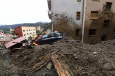 Un' auto colpita dalla frana che danneggiato i primi piani di un palazzo poi fatto evacuare, Rossiglione (GE)