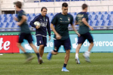 Roberto Mancini durante un allenamento con i suoi ragazzi.