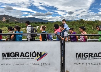 Visitanti passano i servizi di migrazione di Colombia.