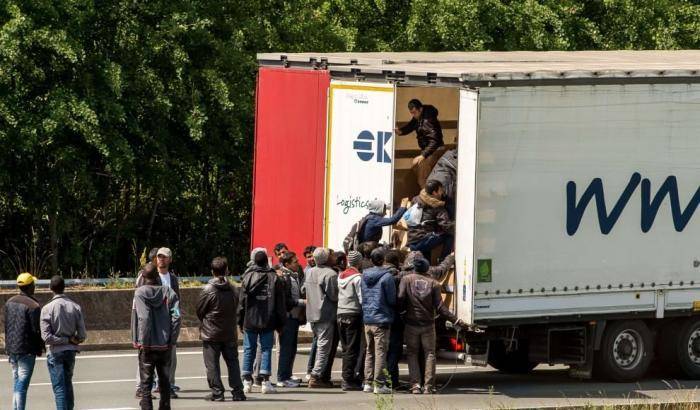 Un gruppo di migranti si imbarca su un camion.