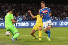 Arkadiusz Milik segna il gol dell'1-0 del Napoli contro il Verona.