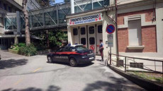 I Carabinieri davanti al pronto soccorso dell'ospedale di Cuneo.