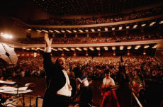 Luciano Pavarotti in una esibizione al teatro di Pechino.