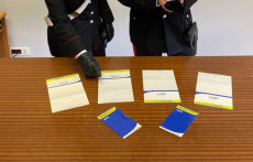 Carabinieri mostrano i falsi libretti di risparmio.