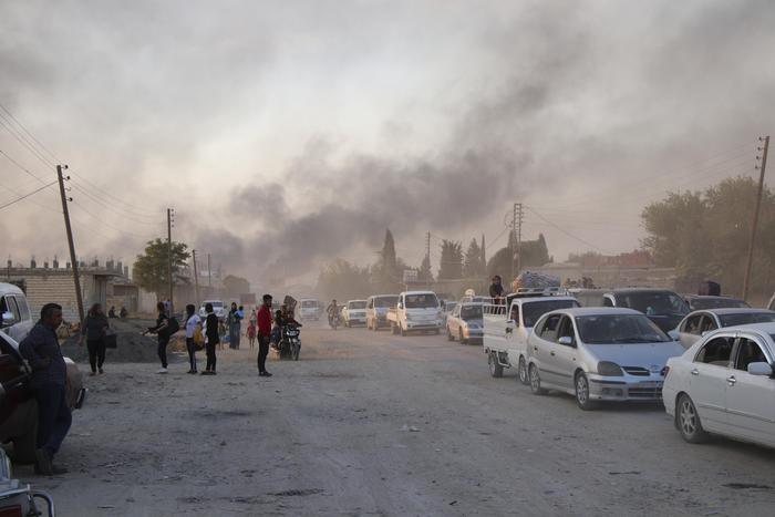 Siriani in fuga dopo l'attacco della Turchia.
