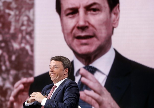 Matteo Renzi, sullo sfondo Giuseppe Conte.