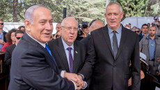 Il presidente d'Israele Reuven Rivlin (centro) con il premier Benjamin Netanyahu (sinistra) e l'excapo di Stato Maggiore Benny Gantz (destra).