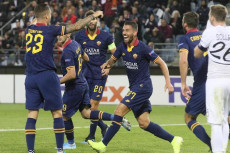 Leonardo Spinazzola, festeggia con i compagni di squadra della Roma il suo gol contro il Wolfsberger.