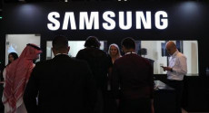 Visitanti nello stand di Samsung in una fiera tecnologica.