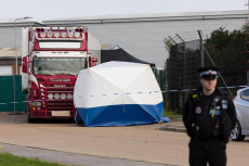 La polizia dell'Essex piantona il tir dove sono stati rinvenuti 39 migranti morti.