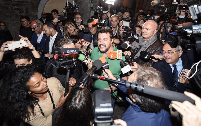 Umbria: Il leader della Lega Matteo Salvini parla con i giornalisti a Perugia dopo i primi exit poll,