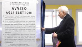 Mattarella vota al seggio elettorale