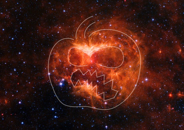 La zucca cosmica fotografata dal telescopio spaziale Spitzer: è una nebulosa che ha scolpito un’immagine simile al simbolo di Halloween.