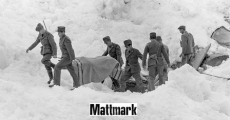Mattmark: in questa foto d'archivo gli alpini trasportano il corpo di una delle vittime.