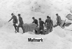 Mattmark: in questa foto d'archivo gli alpini trasportano il corpo di una delle vittime.