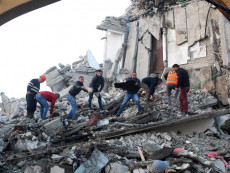 Si ricercano sopravvissuti dopo il terremoto in Albania.