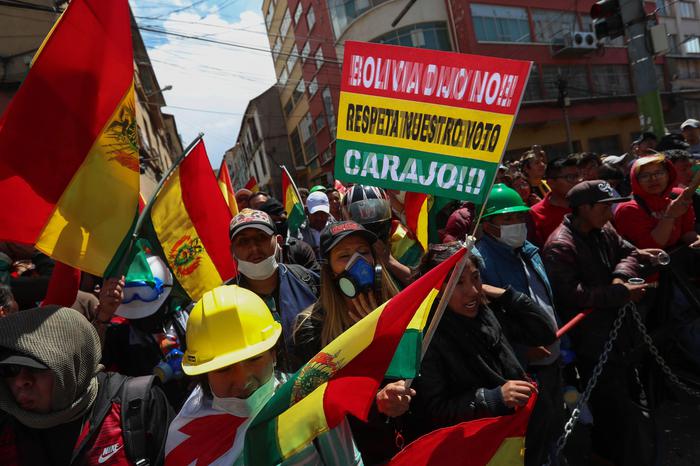 Bolivia, cittadini protestano nella Plaza Murillo, contro la rielezione di Evo Morales.