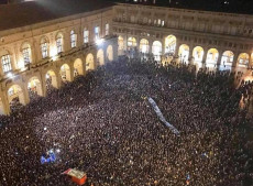 Una mobilitazione in contrapposizione alla manifestazione della Lega nata via social che ha richiamato in Piazza Maggiore, nel cuore di Bologna, migliaia di persone,
