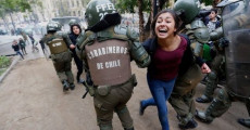 "Carabineros" cileni arrestano a due manifestanti. Immegaine d'archivio