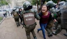 "Carabineros" cileni arrestano a due manifestanti. Immegaine d'archivio