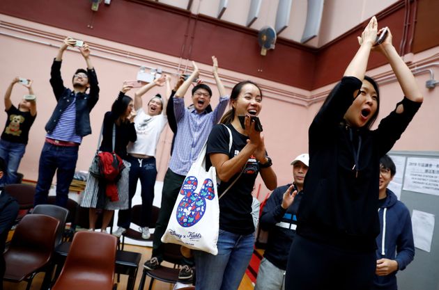 Giovani studenti del fronte pan-democratico esultano per il risultato dei comizi ad Hong Kong nel 2019.