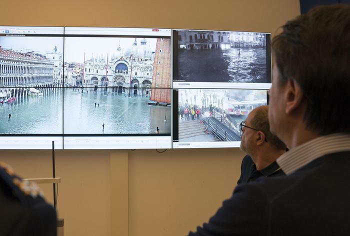 Il presidente del Consiglio Giuseppe Conte(D) durante la riunione tecnica nella Centraìe operativa comunale dopo l'acqua alta a Venezia