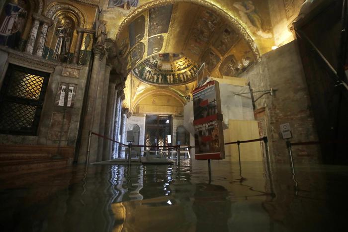 L'ingresso della Basilica di San Marco a Venezia inondato dalla marea.
