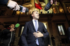 Il ministro degli Esteri e capo politico del M5S, Luigi Di Maio, rilascia dichiarazioni ai giornalisti all'esterno di Palazzo Chigi