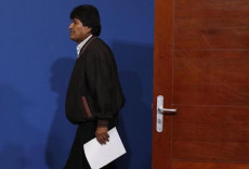 Bolivia: il president Evo Morales arriva alla conferenza stampa nell'aeroporto militare di El Alto.