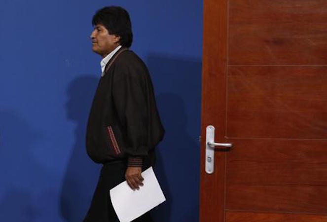 Bolivia: il president Evo Morales arriva alla conferenza stampa nell'aeroporto militare di El Alto.
