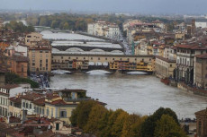 Il fiume Arno, a Firenze sotto Ponte Vecchio, ha raggiunto il livello 5,5 metri.