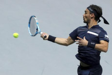 Fabio Fognini in azione contro Reilli Opelka nel singolo valido per la Coppa Davis